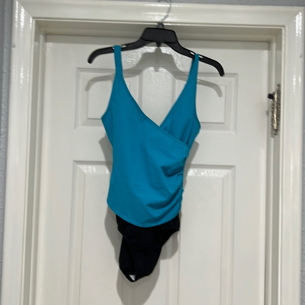 Ladies new turquoise and white bathing Runs small more like an 6 or 8